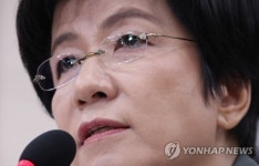 의원 질의에 답하는 김영주 후보자