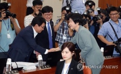 의원들과 인사하는 김영주 후보자