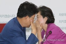 대화하는 권선동-이은재