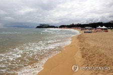 수영금지에 텅 빈 해수욕장