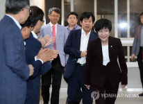 김영주, 고개숙여 인사하며