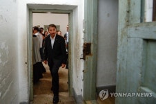 옥사 찾은 안창호 선생 손자 로버트 안