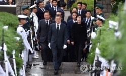 문 대통령, 광복절 백범 김구 묘역 방문