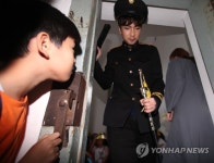 체험 연극 지켜보는 어린이