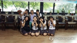 박옥선 할머니와 사진찍는 숭신여고 학생들