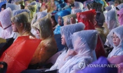 빗속 음악 공연 관람