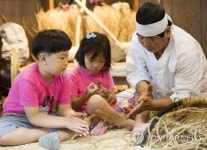 전통생활문화체험하는 어린이들