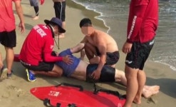부산 다대포 해수욕장서 물에 빠진 60대 장애인 구조