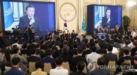 문 대통령 100일, 취재진과 대화