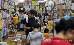 문구시장은 새학기 준비로 북적