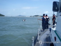 표류 보트 구조하는 해경