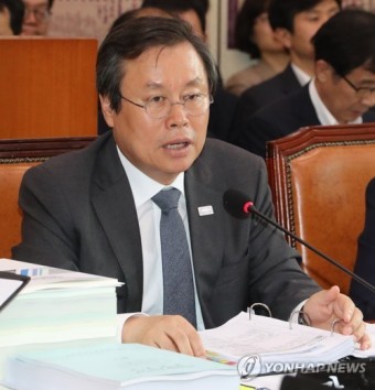 답변하는 도종환 장관