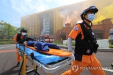 부상자 구조하는 소방대원