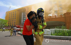 부상자 구조하는 소방대원