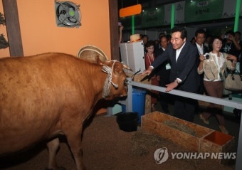 스마트 환경에서 키우는 소 관람하는 이낙연 총리