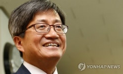 미소짓는 김명수 대법원장 후보자