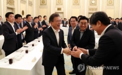 집권 108일만에 黨政靑 오찬회동…신발끈 다시 묶고 하나 되자