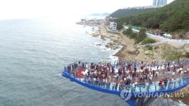 바다 20ｍ 위 해운대 청사포 다릿돌전망대 관광객 북적