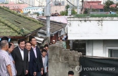 도심 달동네 둘러보는 이낙연 총리