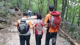 119구조대 도움받아 하산하는 등산객