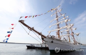 멕시코 해군 훈련함 '쿠아우테목' 부산항 입항