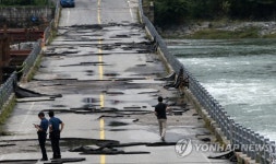 물 폭격 맞은 세월교