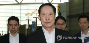 굳은 표정의 송영무 국방 장관