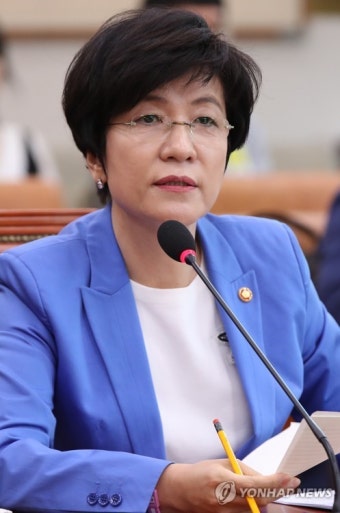 답변하는 김영주 장관