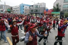 행진하는 플랜트 노조