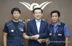근로자 대표들과 악수하는 정일영 사장
