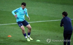 선발 출격 준비하는 손흥민