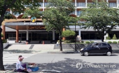 손님 기다리는 부곡온천 땅콩 노점상