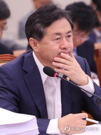 질문받는 해수부 장관