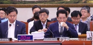 물 마시는 농림부 장관