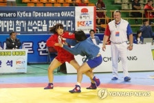 여자 삼보 선수들의 치열한 경기