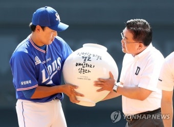 '이승엽 은퇴 투어' 두산, 좌우명 적힌 달항아리 선물