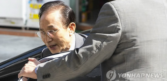 차에서 내리는 이명박 전 대통령
