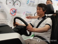 에코드라이빙 체험하는 안병옥 차관
