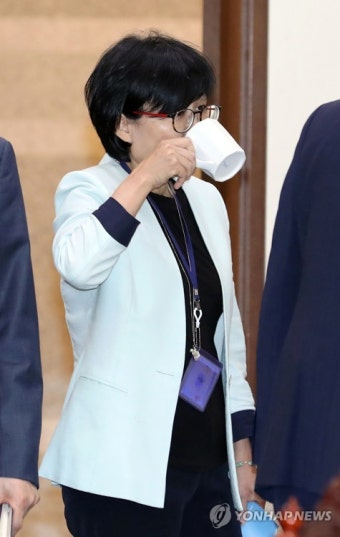 목 축이는 조현옥 인사수석