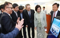 퓨로로봇 시연 보는 민주당 의원들