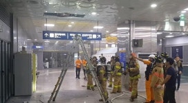 부산역 대합실 천장서 불…전기배선 문제 추정