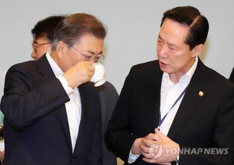 국방부 장관 이야기 듣는 문 대통령