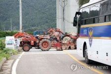 [르포] 사드 추가배치 임박 소성리 초긴장…진입로 농기계로 차단(종합)
