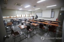 텅 빈 강의실에서 학생 기다리는 강사