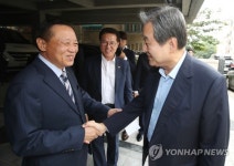 돌아온 김무성…민생현장 찾고 대정부질문도