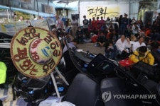 마을회관 앞에 주저앉은 성주 주민