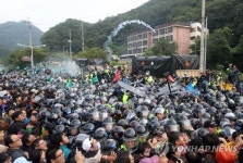 심한 몸싸움 속, 사드 장비 소성리 마을회관 통과