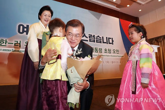 동포 어린이 안아주는 문 대통령