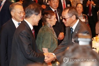 독립유공자 후손 손잡은 문 대통령