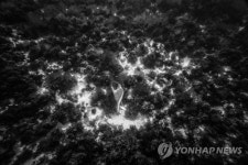 젊은 사진기자 모임 구경꾼 첫 전시